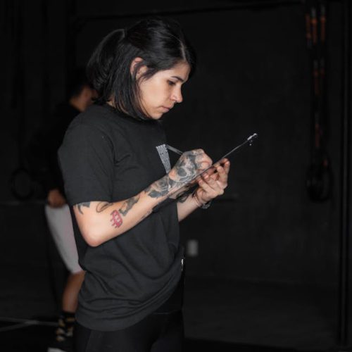 chica coach anotando en una tablet